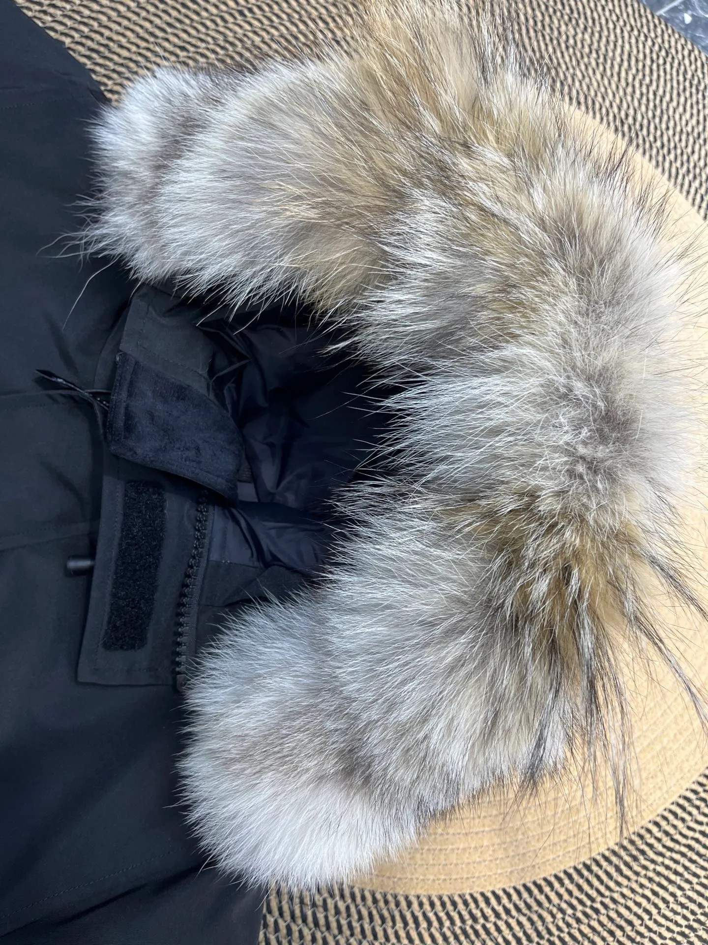 P840 𝘾𝘼𝙉𝘼𝘿𝘼 𝙂𝙊𝙊𝙎𝙀Big Goose 13# The design of Big Goose 13 is simple and elegant, a little longer than the 08 model, more suitable for men and suitable for business people. This down jacket is popular for its simple design, which is not only practical but also has a certain sense of fashion. In terms of applicability, the Daye 13 model provides good thermal insulation performance. Its thermal insulation coefficient is level 5, which can provide enough warmth and is suitable for wearing in cold environments. In addition, the Daye 13 model also has a high cost performance. Compared with other models, it provides a better balance between price and performance, making it more competitive in the market.  size：xs-xxl